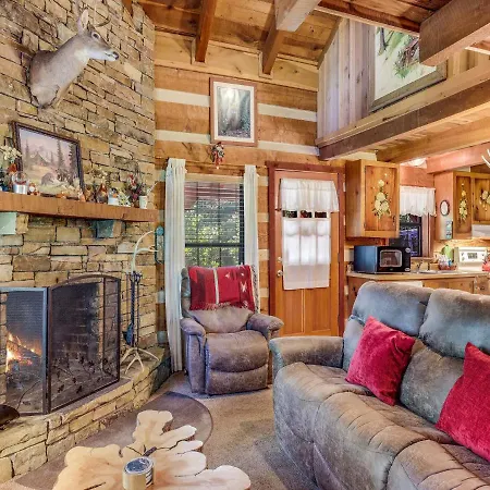 Fox Den, 2 Bedrooms, Sleeps 4, Whirlpool Tub, Deck, Yard, Hot Tub